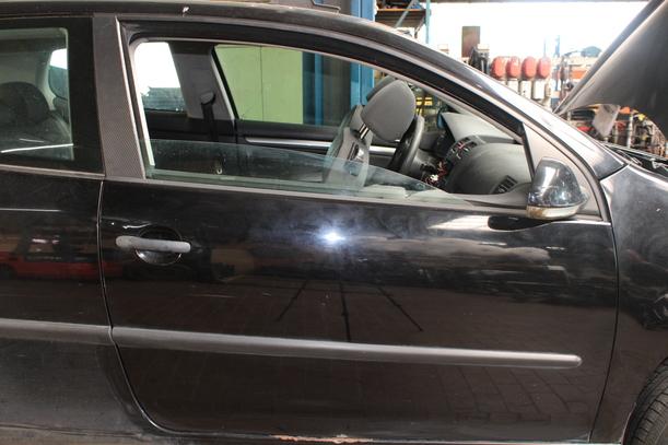 Foto: TÜR RECHTS ( LIMOUSINE 2/3 TÜRER ) eines VW Golf 1.4 Lounge