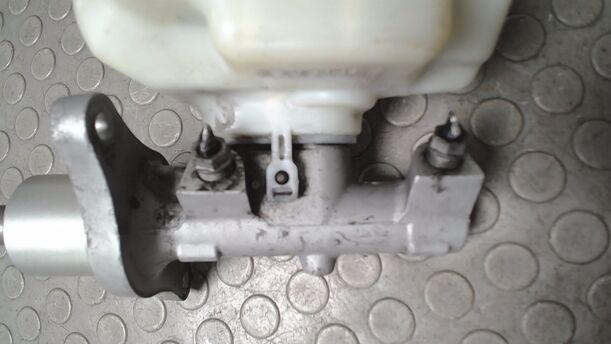 Foto: HAUPTBREMSZYLINDER eines VW Golf 1.4 Lounge