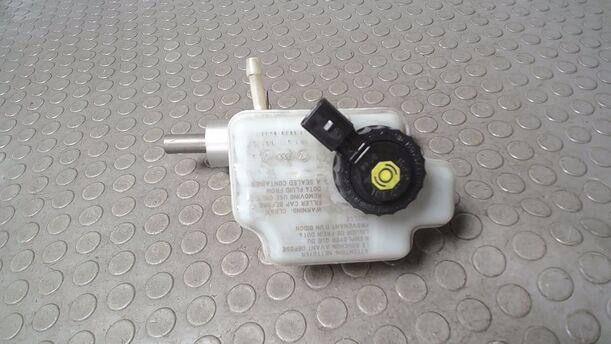 Foto: HAUPTBREMSZYLINDER eines VW Golf 1.4 Lounge