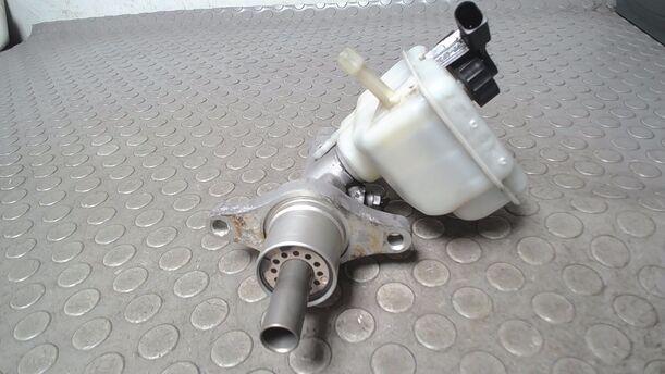 Foto: HAUPTBREMSZYLINDER eines VW Golf 1.4 Lounge