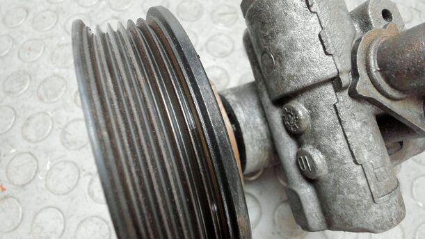 Foto: PUMPE SERVOLENKUNG / LENKGETRIEBEPUMPE eines VW Polo Lounge
