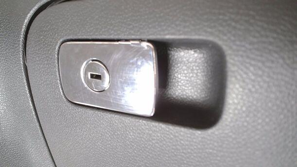 Foto: HANDSCHUHFACH eines VW Golf 1.4 Lounge