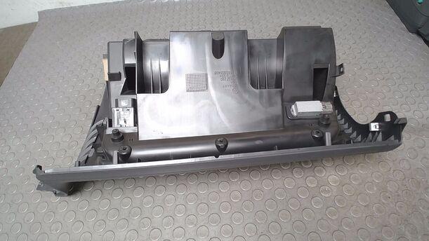 Foto: HANDSCHUHFACH eines VW Golf 1.4 Lounge