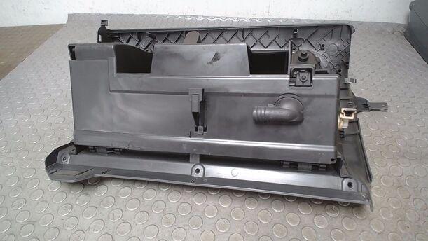 Foto: HANDSCHUHFACH eines VW Golf 1.4 Lounge