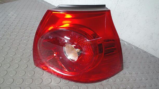 Foto: HECKLEUCHTE/ RÜCKLEUCHTE RECHTES ( LIMOUSINE ) eines VW Golf 1.4 Lounge