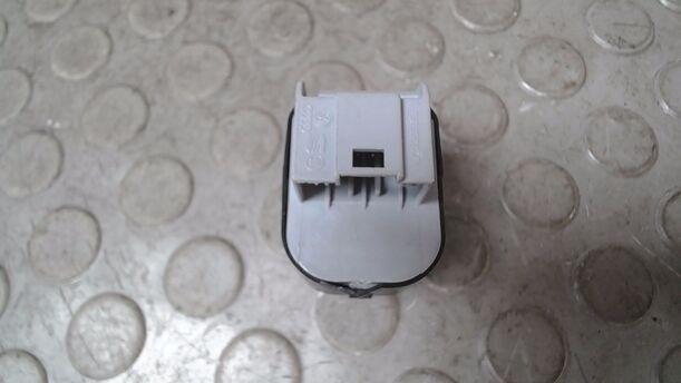 Foto: SCHALTER SPIEGELVERSTELLUNG ( ANKLAPPBARE SPIEGEL ) eines Seat Toledo 2.0 TDI Lounge