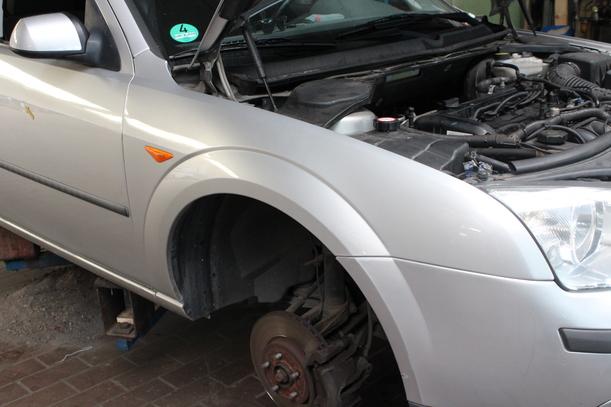 Foto: KOTFLÜGEL RECHTS eines Ford Mondeo 1.8 Turnier Lounge