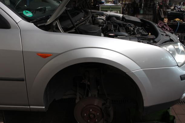 Foto: KOTFLÜGEL RECHTS eines Ford Mondeo 1.8 Turnier Lounge