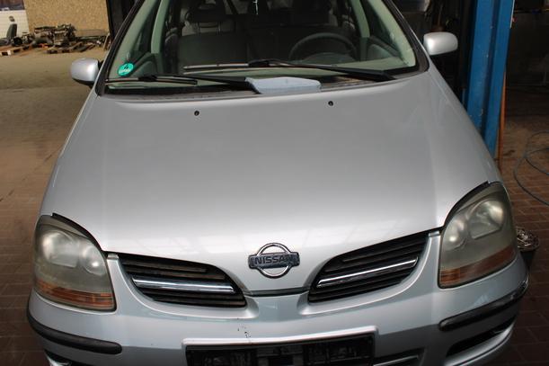 Foto: MOTORHAUBE eines Nissan Almera Tino Lounge