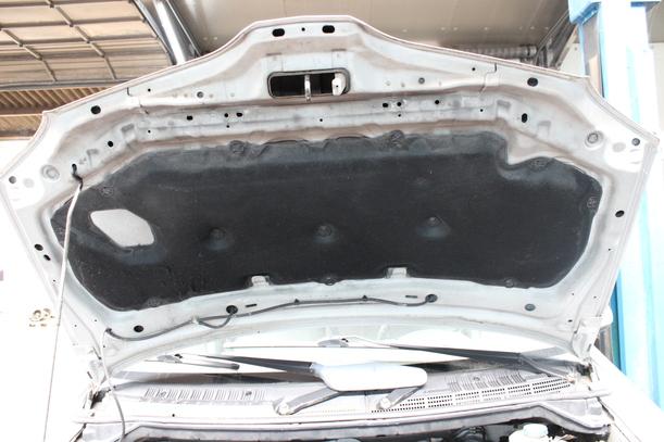 Foto: MOTORHAUBE eines Nissan Almera Tino Lounge