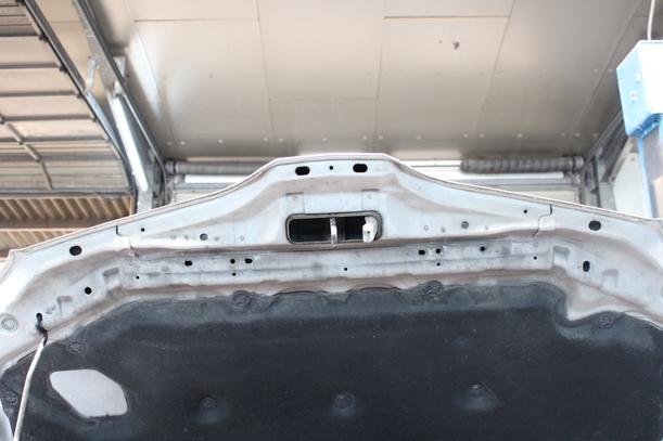 Foto: MOTORHAUBE eines Nissan Almera Tino Lounge