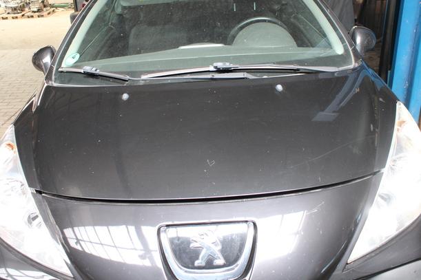 Foto: MOTORHAUBE eines Peugeot 207 CC 120 VTi Lounge