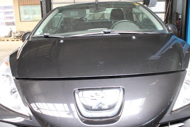 Foto: MOTORHAUBE eines Peugeot 207 CC 120 VTi Lounge