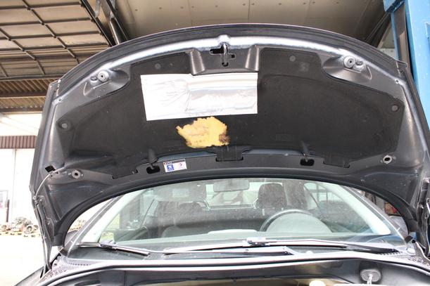 Foto: MOTORHAUBE eines Peugeot 207 CC 120 VTi Lounge