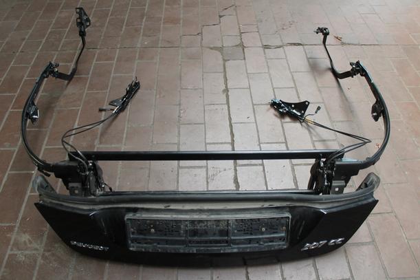 Foto: HECKKLAPPE UNTEN/ GELENKMECH. KOFFERRAUM ( CABRIO / CC ) eines Peugeot 207 CC 120 VTi Lounge