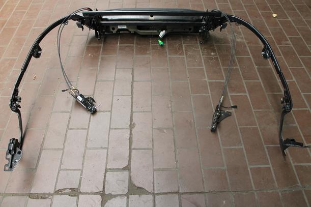 Foto: HECKKLAPPE UNTEN/ GELENKMECH. KOFFERRAUM ( CABRIO / CC ) eines Peugeot 207 CC 120 VTi Lounge