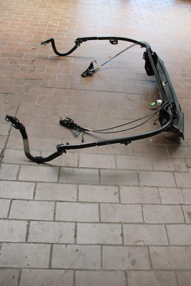 Foto: HECKKLAPPE UNTEN/ GELENKMECH. KOFFERRAUM ( CABRIO / CC ) eines Peugeot 207 CC 120 VTi Lounge