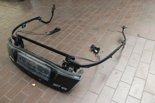 Foto: HECKKLAPPE UNTEN/ GELENKMECH. KOFFERRAUM ( CABRIO / CC ) eines Peugeot 207 CC 120 VTi Lounge