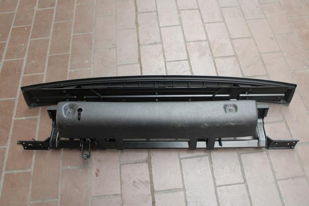Foto: ABLAGE HINTEN/  VERDECK MECHANISMUS eines Peugeot 207 CC 120 VTi Lounge
