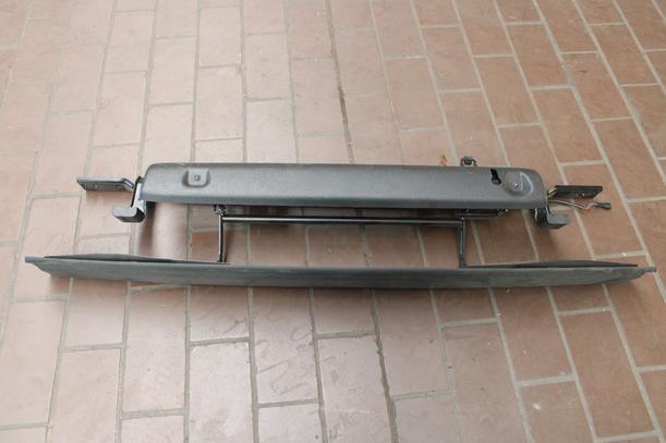 Foto: ABLAGE HINTEN/  VERDECK MECHANISMUS eines Peugeot 207 CC 120 VTi Lounge