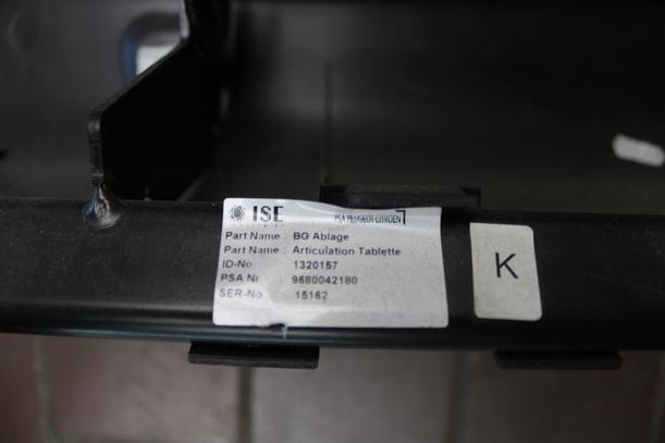 Foto: ABLAGE HINTEN/  VERDECK MECHANISMUS eines Peugeot 207 CC 120 VTi Lounge