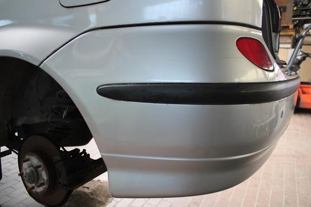 Foto: STOSSFÄNGER / STOSSTANGE HINTEN eines Nissan Almera Tino Lounge