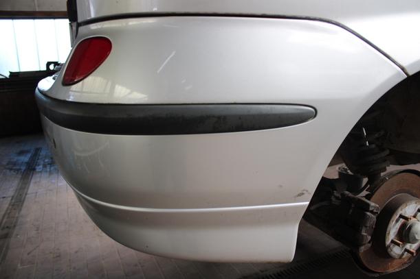 Foto: STOSSFÄNGER / STOSSTANGE HINTEN eines Nissan Almera Tino Lounge