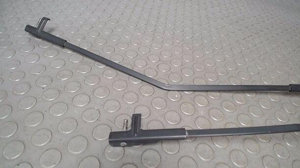 Foto: SCHEIBENWISCHERARME VORN eines Peugeot 207 CC 120 VTi Lounge