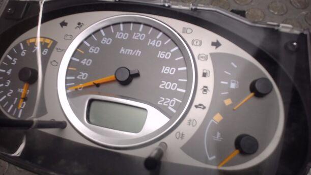 Foto: TACHOEINHEIT eines Nissan Almera Tino Lounge