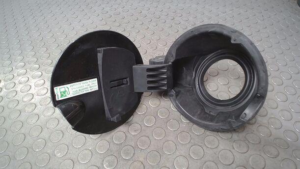 Foto: TANKKLAPPE / TANKDECKEL ( CABRIO / CC ) eines Peugeot 207 CC 120 VTi Lounge