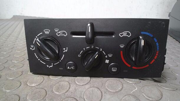 Foto: HEIZUNGSBETÄTIGUNG ( KLIMA ) eines Peugeot 207 CC 120 VTi Lounge