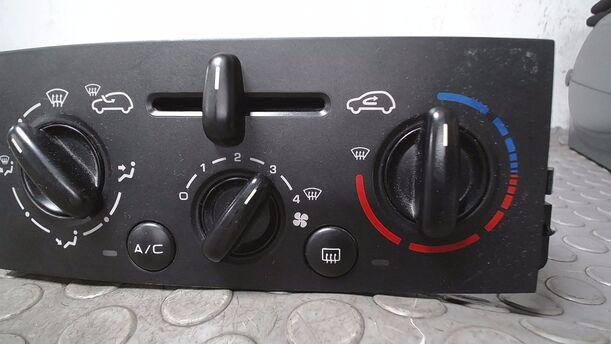Foto: HEIZUNGSBETÄTIGUNG ( KLIMA ) eines Peugeot 207 CC 120 VTi Lounge