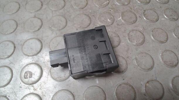 Foto: SCHALTER LEUCHTWEITENVERSTELLUNG eines Peugeot 207 CC 120 VTi Lounge