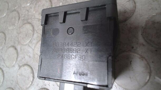 Foto: SCHALTER LEUCHTWEITENVERSTELLUNG eines Peugeot 207 CC 120 VTi Lounge