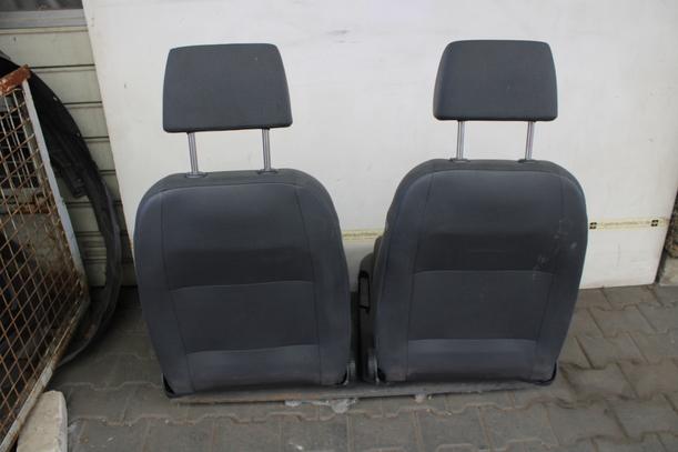 Foto: SITZE VORN LINKS + RECHTS (4/5-TÜRER) eines VW Golf 1.4 FSI Avantgarde