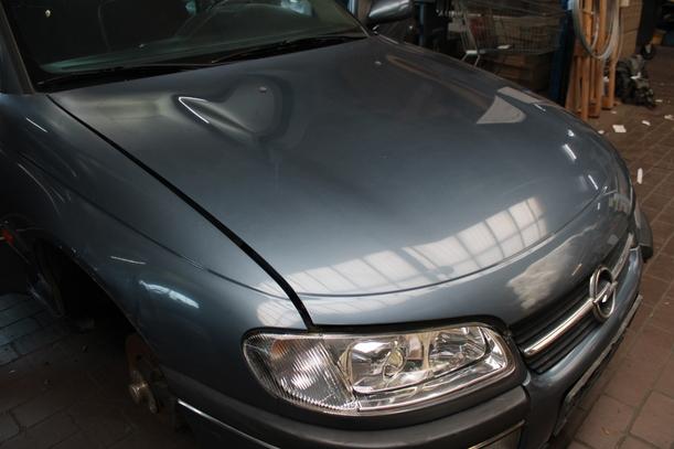 Foto: MOTORHAUBE ( VOR FACELIFT ) eines Opel Omega 2.0 16V Avantgarde