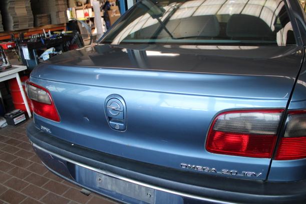 Foto: HECKKLAPPE/ HECKDECKEL ( LIMOUSINE / VOR FACELIFT ) eines Opel Omega 2.0 16V Avantgarde