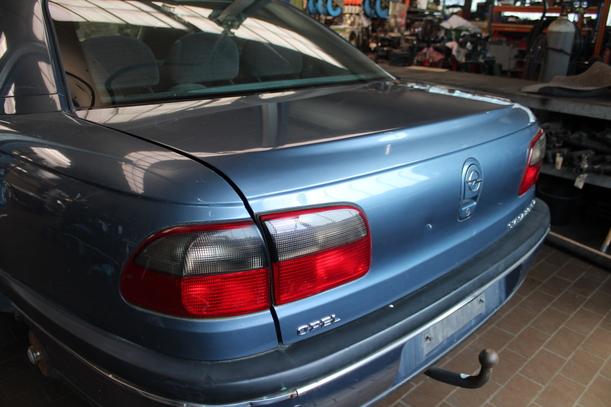 Foto: HECKKLAPPE/ HECKDECKEL ( LIMOUSINE / VOR FACELIFT ) eines Opel Omega 2.0 16V Avantgarde