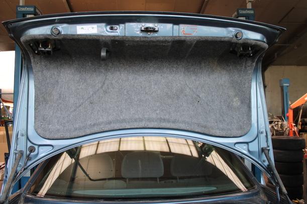 Foto: HECKKLAPPE/ HECKDECKEL ( LIMOUSINE / VOR FACELIFT ) eines Opel Omega 2.0 16V Avantgarde