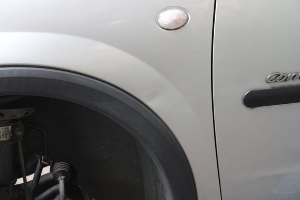 Foto: KOTFLÜGEL LINKS eines Opel Corsa 1.2 16V Avantgarde