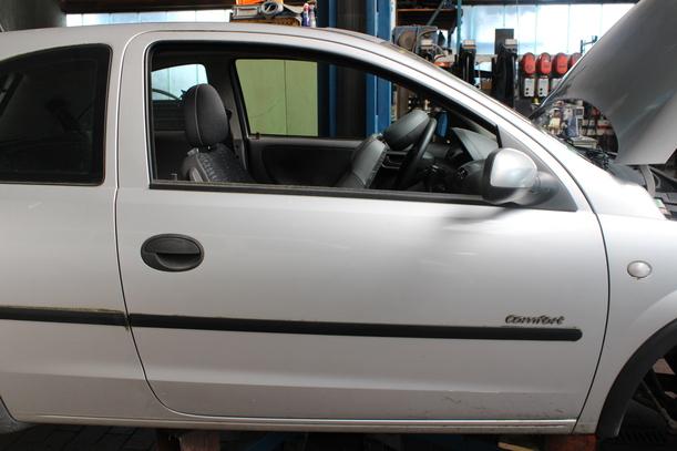 Foto: TÜR VORN RECHTS eines Opel Corsa 1.2 16V Avantgarde