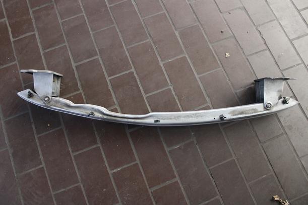 Foto: VERSTÄRKUNG VORN eines Opel Corsa 1.2 16V Avantgarde