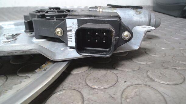 Foto: FENSTERHEBER ELEKTRISCH VORN LINKS eines Opel Omega 2.0 16V Avantgarde