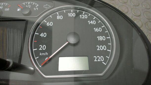 Foto: TACHOEINHEIT / KOMBIINSTRUMENT eines VW Polo 1.4 Avantgarde