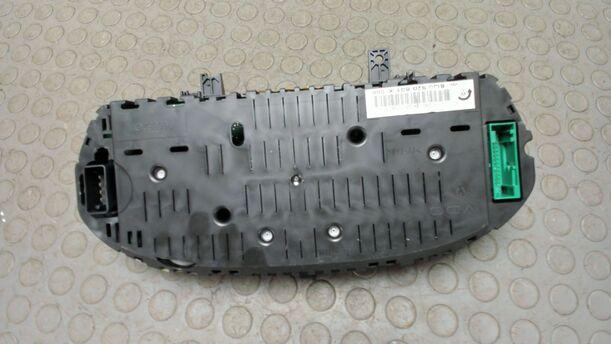 Foto: TACHOEINHEIT / KOMBIINSTRUMENT eines VW Polo 1.4 Avantgarde