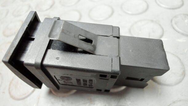 Foto: SCHALTER WARNBLINKER eines VW Polo 1.4 Avantgarde