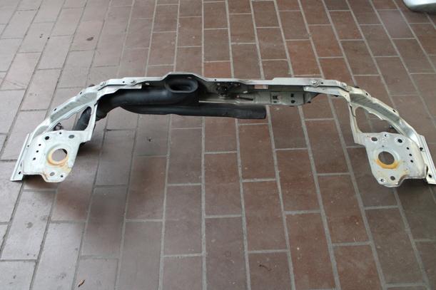 Foto: FRONTBLECH/ SCHLOSSTRÄGER eines Opel Corsa 1.2 16V Avantgarde