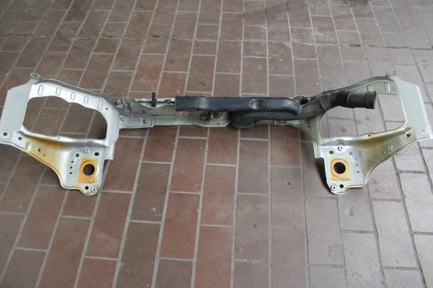 Foto: FRONTBLECH/ SCHLOSSTRÄGER eines Opel Corsa 1.2 16V Avantgarde