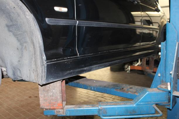 Foto: SCHWELLERBLENDE / SEITENSCHWELLER LINKS (LIMOUSINE) eines BMW 318i Avantgarde