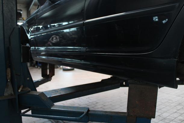 Foto: SCHWELLERBLENDE / SEITENSCHWELLER LINKS (LIMOUSINE) eines BMW 318i Avantgarde